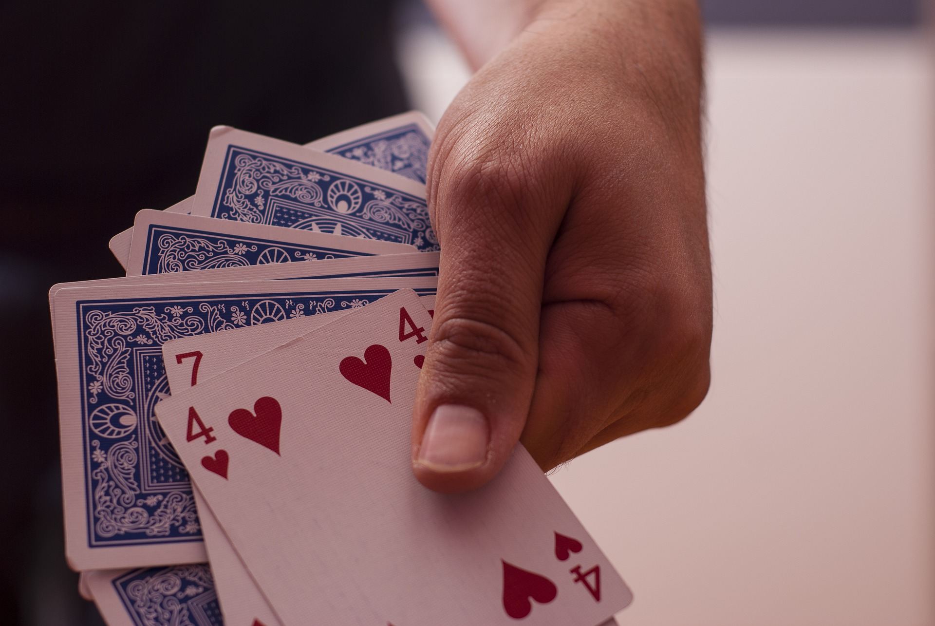 Jemand hält Spielkarten in der Hand